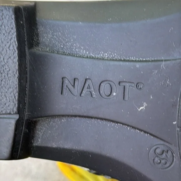 🩷 NAOT; Stylish Ankle Booties in Lt. Gray Snakeskin & Dk. Gray Leather; Sz. 7.5 - Picture 6 of 9